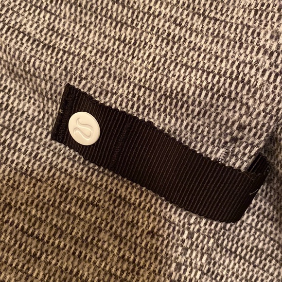 Lululemon infinity scarves - Picture 2 of 4